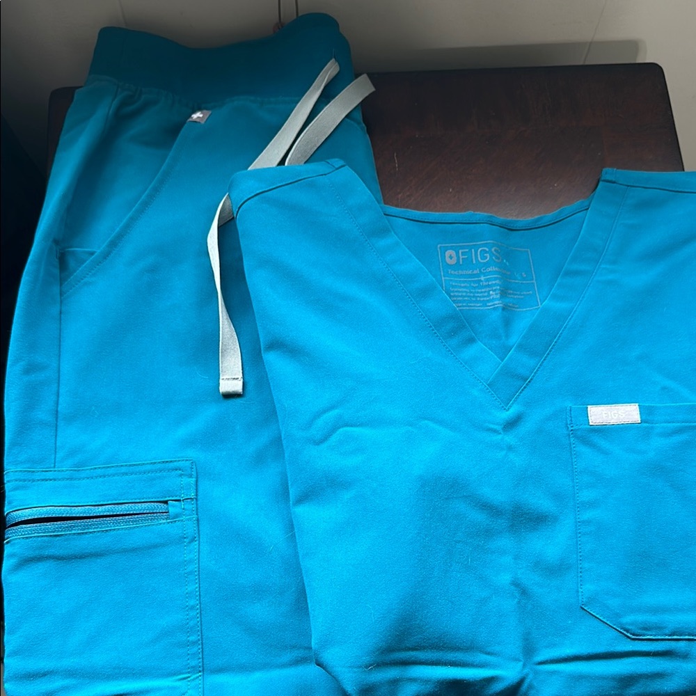 Figs Vibrant Blue Scrub Set
